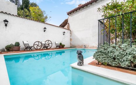 Disfruta de la piscina con privacidad total